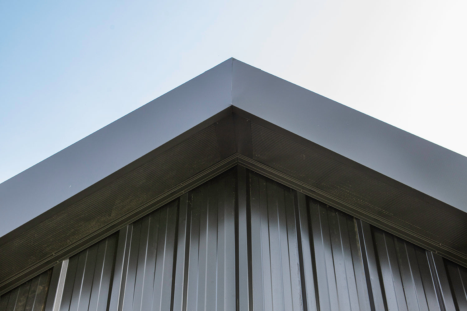 Prefabschuur en carport Riel